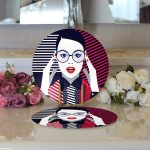 - Supla2li-3360-Gorsel3 - Realhomes Realhomes Pop Art Mujer Elegante Tasarımlı Dijital Baskılı Modern 2'li Yuvarlak Servis Altlığı - Supla Realhomes