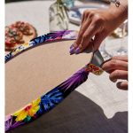 - Supla2li-3372-Gorsel4 - Realhomes Realhomes Siyah Zeminde Rengarenk Çiçekler Tasarımlı Modern 2'li Yuvarlak Servis Altlığı - Supla Realhomes