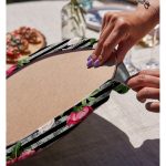 - Supla2li-3818-Gorsel4 - Realhomes  Realhomes Çizgili Zeminde Rengarenk Çiçekler Dijital Baskılı Modern 2'li Yuvarlak Servis Altlığı - Supla Realhomes