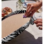 Realhomes Siyah Zeminde Beyaz Yaprak Tasarımlı Dijital Baskılı 2'li Yuvarlak Servis Altlığı - Supla Realhomes