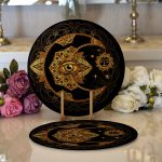 Realhomes Siyah Zeminde Gold Hilal İçerisinde Üçüncü Göz Motifli Modern 2'li Yuvarlak Servis Altlığı - Supla Realhomes