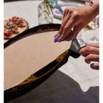 Realhomes Siyah Zeminde Gold Hilal İçerisinde Üçüncü Göz Motifli Modern 2'li Yuvarlak Servis Altlığı - Supla Realhomes