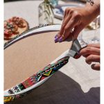 - Supla2li-5053-Gorsel4 - Realhomes Realhomes Siyah Zeminde Yoga Motifli Modern 2'li Yuvarlak Servis Altlığı - Supla Realhomes