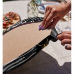 - Supla2li-5100-Gorsel4 - Realhomes Realhomes Siyah Ve Karamel Zeminde Zenci Kadın Dijital Baskılı Modern 2'li Yuvarlak Servis Altlığı - Supla Realhomes