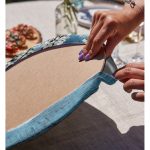 - Supla2li-5108-Gorsel4 - Realhomes Realhomes Mavi Ahşap Zeminli Bahar Motifli Modern 2'li Yuvarlak Servis Altlığı - Supla Realhomes