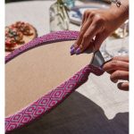 Realhomes Özel Tasarım Gri Zeminde Fuşya İkat Desenli Dijital Baskılı Modern 2'li Yuvarlak Servis Altlığı - Supla Realhomes