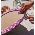 - Supla2li-5116mor-Gorsel4 - Realhomes Realhomes Özel Tasarım Mor İkat Desenli Dijital Baskılı Modern 2'li Yuvarlak Servis Altlığı - Supla Realhomes