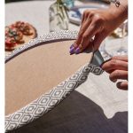 - Supla2li-5116vizon-Gorsel4 - Realhomes Realhomes Özel Tasarım Vizon İkat Desenli Dijital Baskılı Modern 2'li Yuvarlak Servis Altlığı - Supla Realhomes