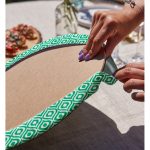 - Supla2li-5116yesil-Gorsel4 - Realhomes Realhomes Özel Tasarım Yaşil İkat Desenli Dijital Baskılı Modern 2'li Yuvarlak Servis Altlığı - Supla Realhomes