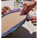 - Supla2li-5117-Gorsel4 - Realhomes Realhomes Gökkuşağı Zemininde Beyaz Mandala Çizimli Modern 2'li Yuvarlak Servis Altlığı - Supla Realhomes