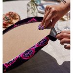 Realhomes Siyah Zeminde Pembe Neon Mandala Desenli Modern 2'li Yuvarlak Servis Altlığı - Supla Realhomes