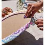 - Supla2li-5136-Gorsel4 - Realhomes  Realhomes Beyaz Zeminde Pembe Mavi Mandala Desenli Özel Tasarım Modern 2'li Yuvarlak Servis Altlığı - Supla Realhomes