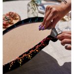 - Supla2li-5144-Gorsel4 - Realhomes Realhomes Siyah Zeminde Pembe Yeşil Mandala Motifli Modern 2'li Yuvarlak Servis Altlığı - Supla Realhomes