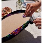 - Supla2li-5209-Gorsel4 - Realhomes Realhomes Siyah Zeminde Renkli Fâtımâ'nın Eli Desenli Modern 2'li Yuvarlak Servis Altlığı - Supla Realhomes