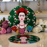 - Supla2li-5212-Gorsel1 - Realhomes  Realhomes Yeşil Zeminde Frida Kahlo Motifli Özel Tasarım Modern 2'li Yuvarlak Servis Altlığı - Supla Realhomes