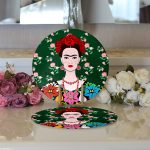 - Supla2li-5212-Gorsel3 - Realhomes  Realhomes Yeşil Zeminde Frida Kahlo Motifli Özel Tasarım Modern 2'li Yuvarlak Servis Altlığı - Supla Realhomes