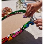 - Supla2li-5212-Gorsel4 - Realhomes  Realhomes Yeşil Zeminde Frida Kahlo Motifli Özel Tasarım Modern 2'li Yuvarlak Servis Altlığı - Supla Realhomes