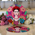Realhomes Fuşya Zeminde Frida Kahlo Motifli Özel Tasarım Modern 2'li Yuvarlak Servis Altlığı - Supla Realhomes