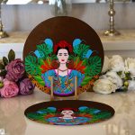- Supla2li-5217-Gorsel1 - Realhomes  Realhomes Kahverengi Zeminde Özel Tasarım Frida Kahlo Dijital Baskılı Modern 2'li Yuvarlak Servis Altlığı - Supla Realhomes