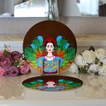 - Supla2li-5217-Gorsel3 - Realhomes  Realhomes Kahverengi Zeminde Özel Tasarım Frida Kahlo Dijital Baskılı Modern 2'li Yuvarlak Servis Altlığı - Supla Realhomes