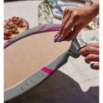 - Supla2li-5228fusya-Gorsel4 - Realhomes Realhomes Gri Zeminde Fuşya Palmiye Motifli Modern 2'li Yuvarlak Servis Altlığı - Supla Realhomes