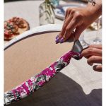 - Supla2li-5233beyaz-Gorsel4 - Realhomes Realhomes Beyaz Zeminde Gri Ve Fuşya Çiçek Dijital Baskılı Modern 2'li Yuvarlak Servis Altlığı - Supla Realhomes