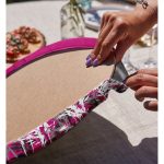 Realhomes Fuşya Zeminde Beyaz Ve Gri Çiçek Motifli Modern 2'li Yuvarlak Servis Altlığı - Supla Realhomes