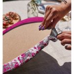 - Supla2li-5233sadefusya-Gorsel4 - Realhomes  Realhomes Fuşya Zeminde Beyaz Çiçek Dijital Baskılı Modern 2'li Yuvarlak Servis Altlığı - Supla Realhomes