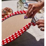 - Supla2li-5236kirmizi-Gorsel4 - Realhomes Realhomes Kırmızı Zeminde Geometrik Kare Motifli Modern 2'li Yuvarlak Servis Altlığı - Supla Realhomes