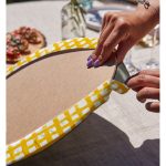 Realhomes Sarı Zeminde Geometrik Kare Motifli Modern 2'li Yuvarlak Servis Altlığı - Supla Realhomes