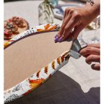 - Supla2li-5279-Gorsel4 - Realhomes Realhomes Mermer Zeminde Kurumuş Yaprak Dijital Baskılı Modern 2'li Yuvarlak Servis Altlığı - Supla Realhomes