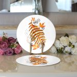 - Supla2li-5281-Gorsel3 - Realhomes Realhomes Beyaz Mermer Zemin Üzerinde Sonbahar Kurumuş Yaprak Desenli Modern 2'li Yuvarlak Servis Altlığı - Supla Realhomes