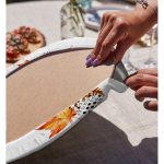 - Supla2li-5281-Gorsel4 - Realhomes Realhomes Beyaz Mermer Zemin Üzerinde Sonbahar Kurumuş Yaprak Desenli Modern 2'li Yuvarlak Servis Altlığı - Supla Realhomes