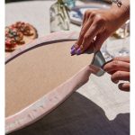 Realhomes Gri Zemin Üzerinde Pembe Yaprak Motifli Özel Tasarım Modern 2'li Yuvarlak Servis Altlığı - Supla Realhomes