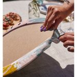 - Supla2li-5295-Gorsel4 - Realhomes  Realhomes Pembe Zemin Üzerinde Sulu Boya Gold Ve Mavi Çizimli Modern 2'li Yuvarlak Servis Altlığı - Supla Realhomes