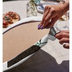 - Supla2li-5308-Gorsel4 - Realhomes  Realhomes Beyaz Zemin Üzerinde Soyut Yaprak Çizimli Modern 2'li Yuvarlak Servis Altlığı - Supla Realhomes