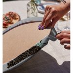 - Supla2li-5308gri-Gorsel4 - Realhomes Realhomes Gri Zemin Üzerinde Soyut Yaprak Çizimli Modern Özel Tasarım 2'li Yuvarlak Servis Altlığı - Supla Realhomes