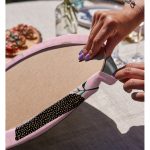 Realhomes Pembe Zemin Üzerinde Soyut Yaprak Çizimli Modern 2'li Yuvarlak Servis Altlığı - Supla Realhomes