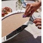 Realhomes Beyaz Zemin Üzerinde Gold Yaprak Motifli Modern 2'li Yuvarlak Servis Altlığı - Supla Realhomes