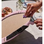 Realhomes Pembe Zemin Üzerinde Gold Yaprak Motifli Modern 2'li Yuvarlak Servis Altlığı - Supla Realhomes