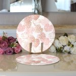 - Supla2li-5357-Gorsel3 - Realhomes Realhomes Beyaz Zemin Üzerinde Pembe Tropikal Yaprak Desenli Modern 2'li Yuvarlak Servis Altlığı - Supla Realhomes