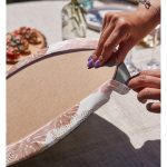 - Supla2li-5357-Gorsel4 - Realhomes Realhomes Beyaz Zemin Üzerinde Pembe Tropikal Yaprak Desenli Modern 2'li Yuvarlak Servis Altlığı - Supla Realhomes