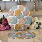 - Supla2li-5375-Gorsel1 - Realhomes Realhomes Mavi Ve Kahverengi Puantiye Zeminli Karakalem Çizim Çiçek Motifli Modern 2'li Yuvarlak Servis Altlığı - Supla Realhomes