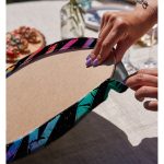 - Supla2li-5525-Gorsel4 - Realhomes Realhomes Siyah Zemin Üzerinde Neon Zigzag Desenli Modern 2'li Yuvarlak Servis Altlığı - Supla Realhomes