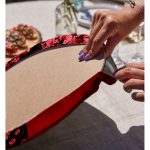 - Supla2li-5799-Gorsel4 - Realhomes Realhomes Çiçek Desenli Yelpazeli Japon Kız Motifli Modern 2'li Yuvarlak Servis Altlığı - Supla Realhomes