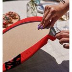 Realhomes Prenses Pembe Zeminli Yelpazeli Kadın Desenli Modern 2'li Yuvarlak Servis Altlığı - Supla Realhomes