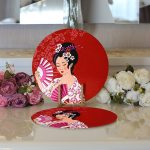 - Supla2li-5802-Gorsel3 - Realhomes  Realhomes Kırmızı Zeminli Pembe Yelpazeli Japon Kız Dijital Baskılı Modern 2'li Yuvarlak Servis Altlığı - Supla Realhomes