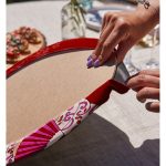 - Supla2li-5802-Gorsel4 - Realhomes  Realhomes Kırmızı Zeminli Pembe Yelpazeli Japon Kız Dijital Baskılı Modern 2'li Yuvarlak Servis Altlığı - Supla Realhomes