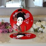 Realhomes Beyaz ve Kırmızı Zeminde Papatya Tasarımlı Japon Kız Modern 2'li Yuvarlak Servis Altlığı - Supla Realhomes