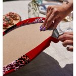 Realhomes Beyaz ve Kırmızı Zeminde Papatya Tasarımlı Japon Kız Modern 2'li Yuvarlak Servis Altlığı - Supla Realhomes